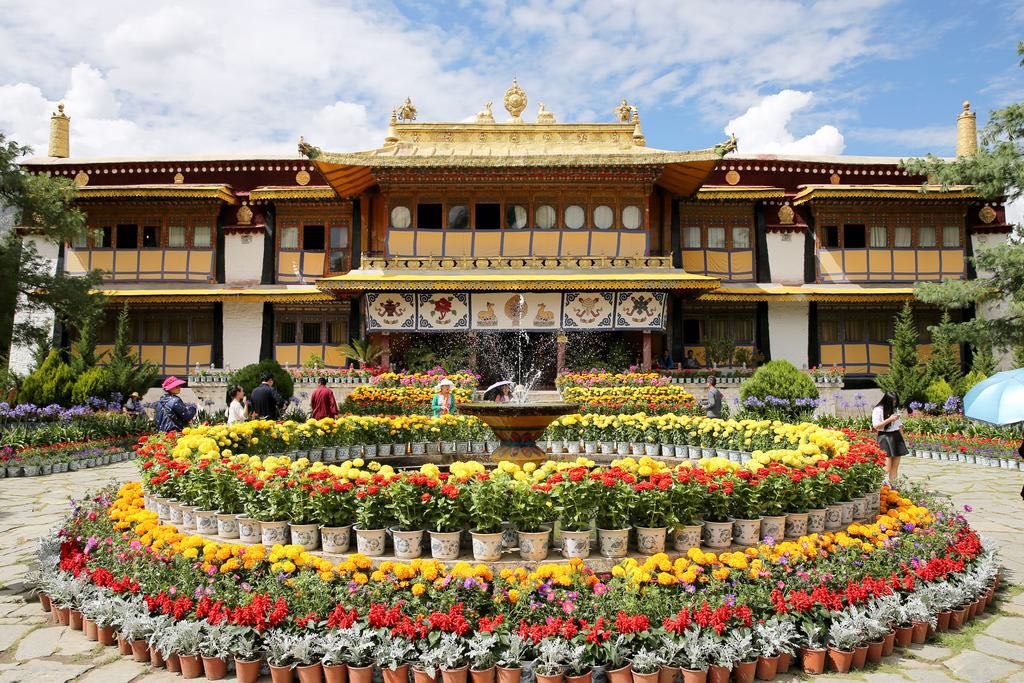 西藏游记之罗布林卡

布林卡位于西藏拉萨西郊。始建于十八世纪40年代（七世），是历代喇嘛消夏理政的地方，...
