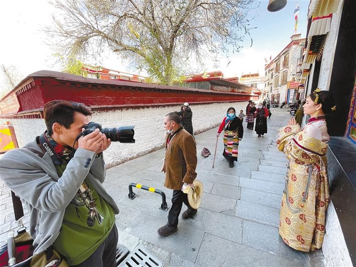 “五一”小长假首日西藏旅游市场火热