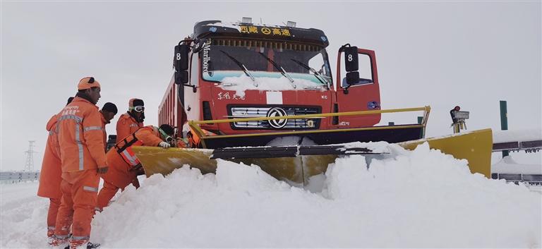 G6京藏高速那曲段再遇强降雪