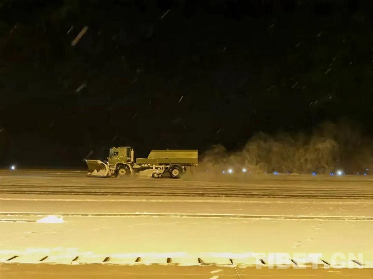 第一场雪来临日喀则航站全力应对确保春运安全有序