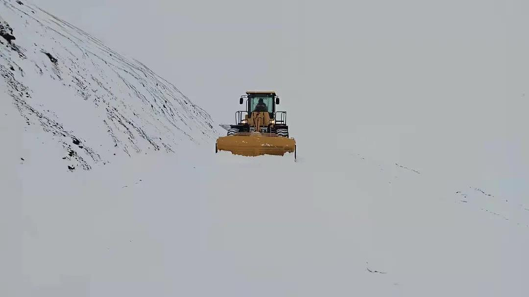 西藏阿里：铲雪除冰情暖回家路