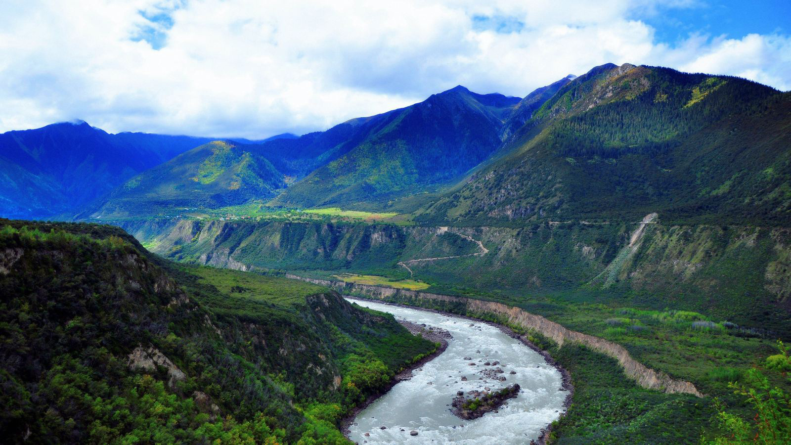 西藏鬼斧神工的峡谷景区